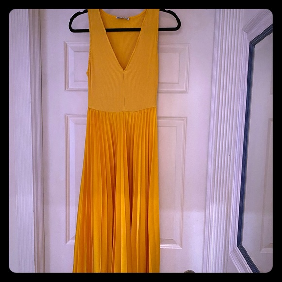 zara yellow dress pleated NWT ZARA YELLOW PLEATED DRESS SIZE LARGE SOLD OUT